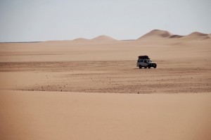 Cruzando las dunas de Arkenu