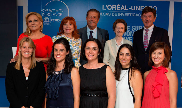 Les guanyadores de l’edició de 2012 posen junt amb membres de jurat i altres personalitats després de l’entrega de guardons a Sevilla al setembre passat.