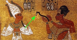 Ceremonia de la apertura de la boca, en la tumba de Tutankhamon. La flecha indica la pieza de hierro meteórico atada en el extremo de la azuela.