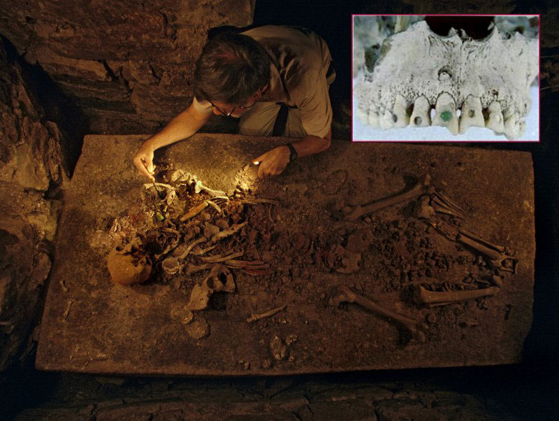 Estudiando los restos del esqueleto hallado en la tumba de la fase Hunal del Templo 16 de Copán. Todo apunta a que se trata del rey Kinich Yax K’uk’ Mo’. Nótese las inscrustaciones de discos de jade en sus dientes.