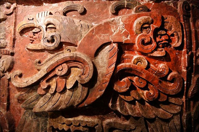 Esta iconografía representa el propio nombre del rey Kinich Yax K’uk’ Mo’. Forma parte de una panel de la fase Margarita del templo 16 de Copán.
