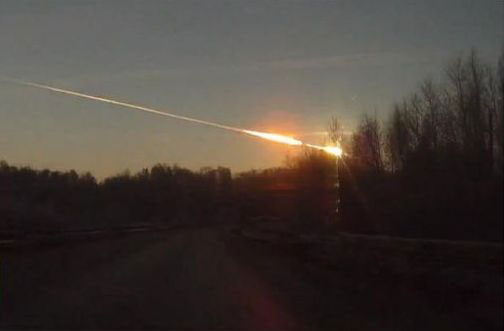 Captura de video filmado desde un vehículo en ruta donde se ve la traza luminosa generada por el meteorito en su trayecto final por la atmósfera. Fuente: www.sott.net