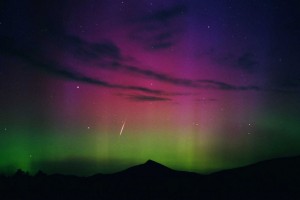 Perseida captada en el cielo en presencia de una aurora boreal. Fotografía tomada el 12 de agosto de 2000 desde el Hahn’s Peak, en Colorado (EEUU). © Jimmy Westlake.