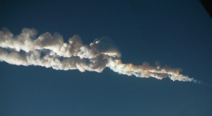 Estela de condensación dejada a su paso por el meteorito que cruzó los cielos de la región rusa de Chelyabinsk a primeras hora de la mañana (hora local) del 5 de febrero de 2013. Fotografía de Nikita Plekhanov.