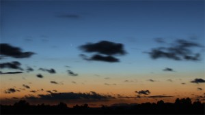 Cometa Pan-STARRS a la puesta de sol. Imagen tomada desde el Observatorio Astronómico de la Universidad de Valencia. Créditos: Vicent Peris, Inma Ruiz, OAUV.