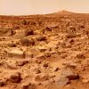 Vista del suelo marciano con los Picos Gemelos al fondo, tomada por la «Mars Pathfinder» en 1997.
