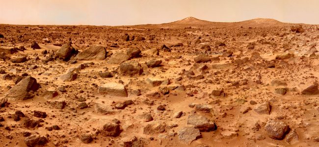Vista del suelo marciano con los Picos Gemelos al fondo, tomada por la «Mars Pathfinder» en 1997.