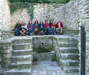 Excursionistas junto a la bien conservada fuente conventual de 1741.