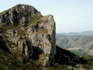 La Penya Foradà, en cuya cima se observa el arco natural de piedra.
