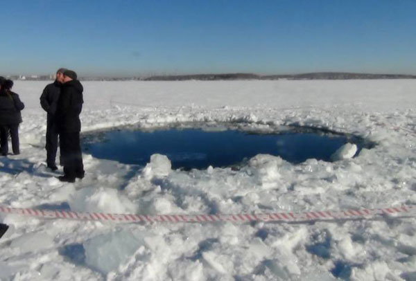 Cráter en el Lago Chebarkul (Urales) donde impactó, el pasado 15 de febrero, un meteorito.