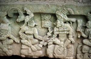 El rey fundador de Copán, Kinich Yax K’uk’ Mo’, saluda al 16º rey de la dinastía, Yax Pasaj Chan Yopaat. Detalle del Altar Q de Copán.