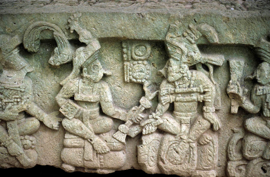 El rei fundador de Copán, K’inich Yax K’uk’ Mo’, saluda el 16é rei de la dinastia, Yax Pasaj Chan Yopaat. Detall de l’altar Q de Copán.