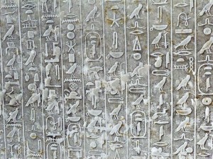 Un pequeño fragmento de los 'Textos de las Pirámides' de Teti I (ca. 2305–2279 a.C.). Ésta es la composición religiosa más antigua del mundo.