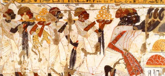 Nubia, especialmente la región del wadi Allaqi, era conocida por sus minas de oro. En muchas tumbas tebanas podemos ver cómo los nubios aportan, entre sus tributos, bolsas con polvo de oro y lingotes de oro en forma de anillas (Tumba del Virrey de Kush Amenhetep en Qurnet Murai, época de Tutankhamon).