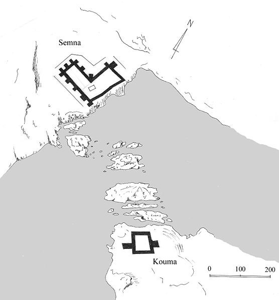 Disposición de las fortalezas de Semna y Kouma en una zona dificultosa para la navegación, óptima para el control fronterizo.
