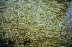 Fragmento de la Lista Real de Abidos. En ella aparece un listado de 76 reyes, desde Menes a Seti I.