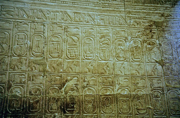 Fragmento de la Lista Real de Abidos. En ella aparece un listado de 76 reyes, desde Menes a Seti I.