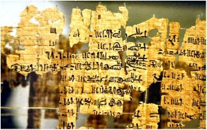 Fragmento del Papiro Real de Turín. Este papiro, hoy muy deteriorado, contenía más de tres cientos reyes desde la I dinastía a la época de Ramsés II. En él se indicaba no sólo la serie de reyes sino también la duración de sus reinados.