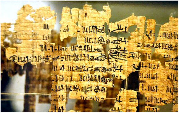 Fragment del papir reial de Torí. Este papir, hui molt deteriorat, contenia més de tres cents reis des de la I dinastia fins a l’època de Ramsés II. S’hi indicava no solament la sèrie de reis, sinó també la duració dels seus regnats.
